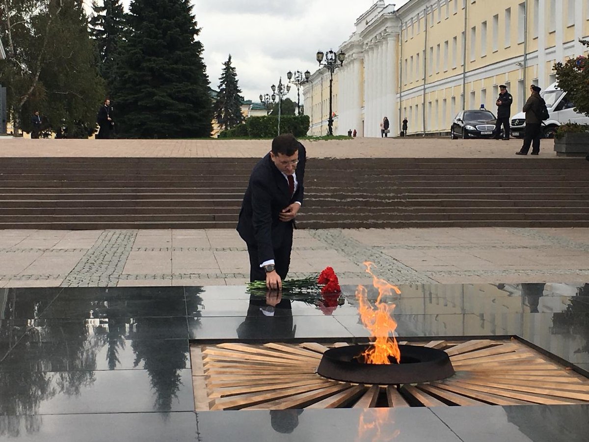Перед инаугурацией Никитин возложил цветы к Вечному огню в Нижегородском кремле - фото 1