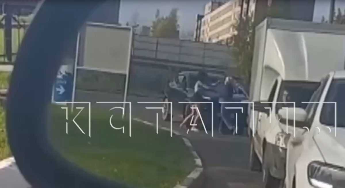 Две женщины подрались в очереди на АЗС в Нижнем Новгороде - фото 1