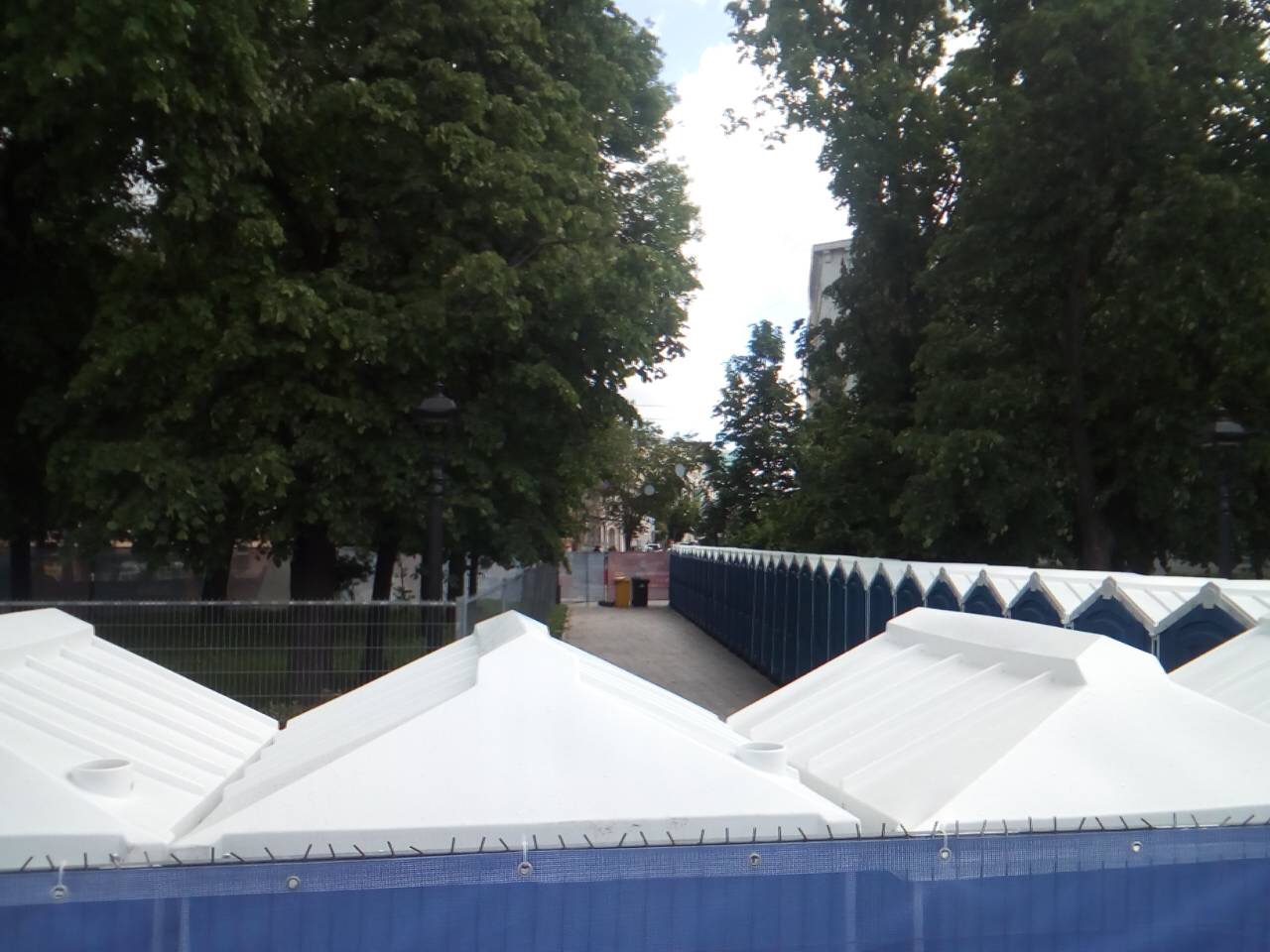 &laquo;Нашествие&raquo; синих кабинок: более 120 биотуалетов установили на площади Минина (ФОТО) - фото 2