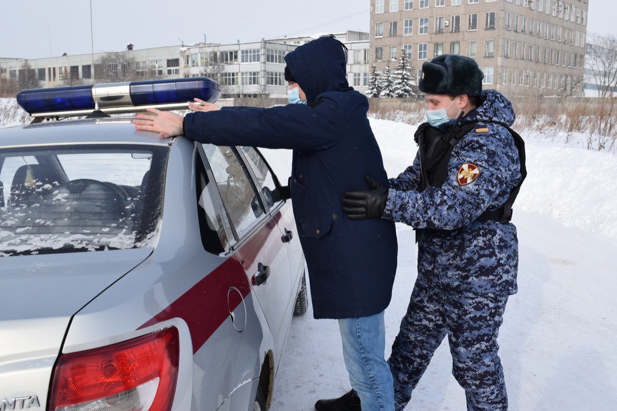 В Нижнем Новгороде росгвардейцы задержали находившегося в розыске мужчину - фото 1