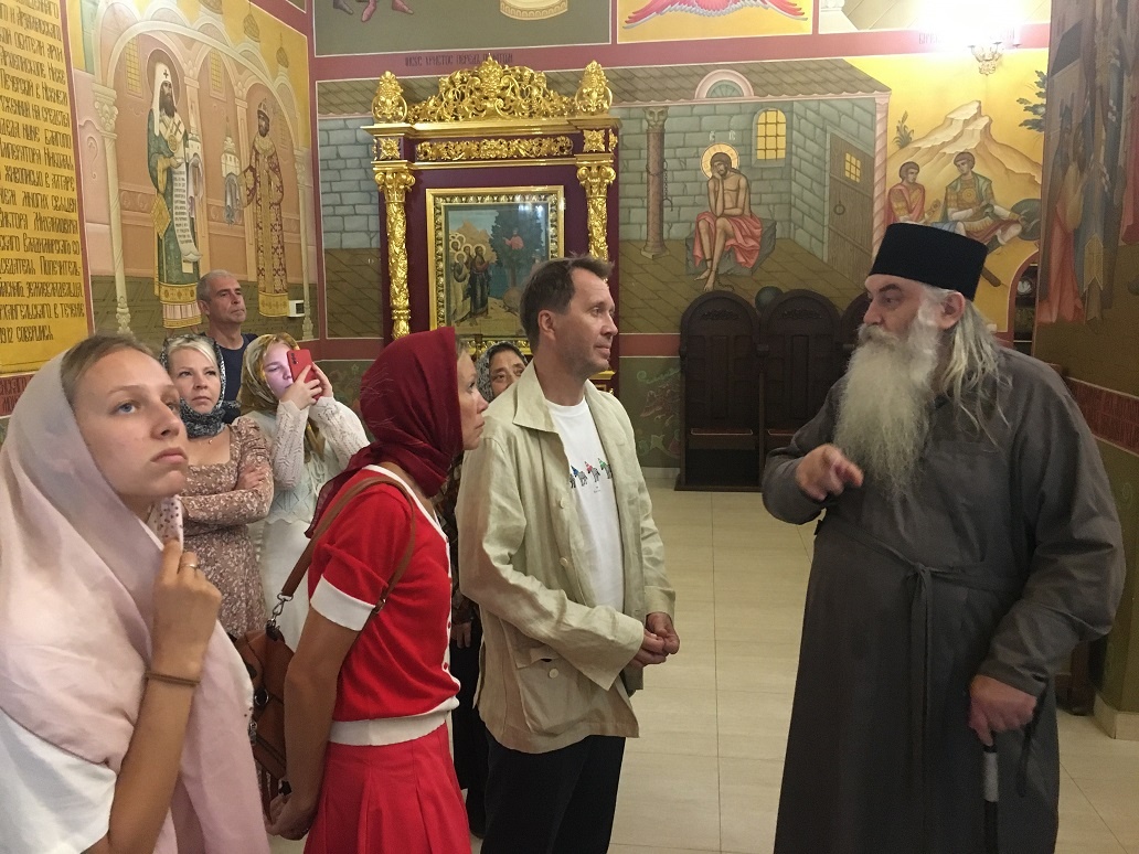 Актер и режиссер Евгений Миронов посетил Печерский монастырь в Нижнем Новгороде - фото 1