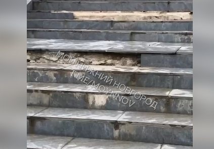Нижегородцы жалуются на разрушающуюся лестницу в переходе у Дворца Спорта - фото 1