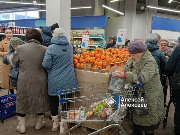 Гигантские очереди образовались в продуктовых магазинах в Дзержинске - фото 3