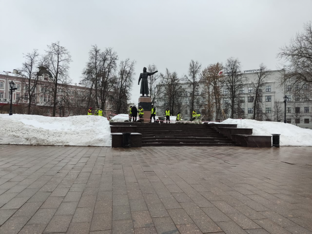 Временный ремонт плитки начался в сквере напротив Нижегородского кремля - фото 1