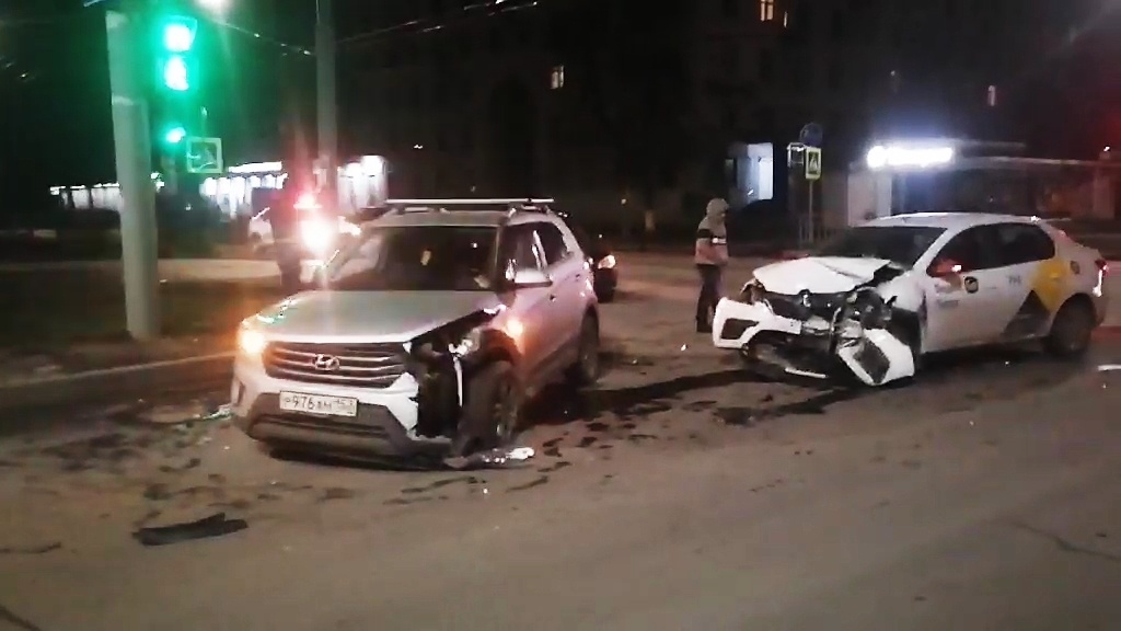 Три человека получили травмы в ДТП в Автозаводском районе с участием такси - фото 2