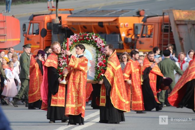 Фоторепортаж: как прошел пасхальный крестный ход в Нижнем Новгороде - фото 79
