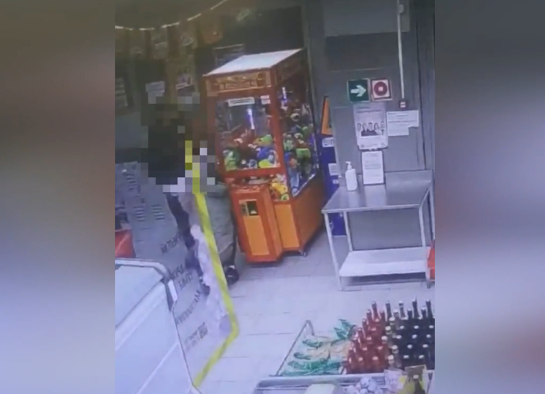 Два нижегородца похитили из автомата игрушки на 4 тысячи рублей - фото 1