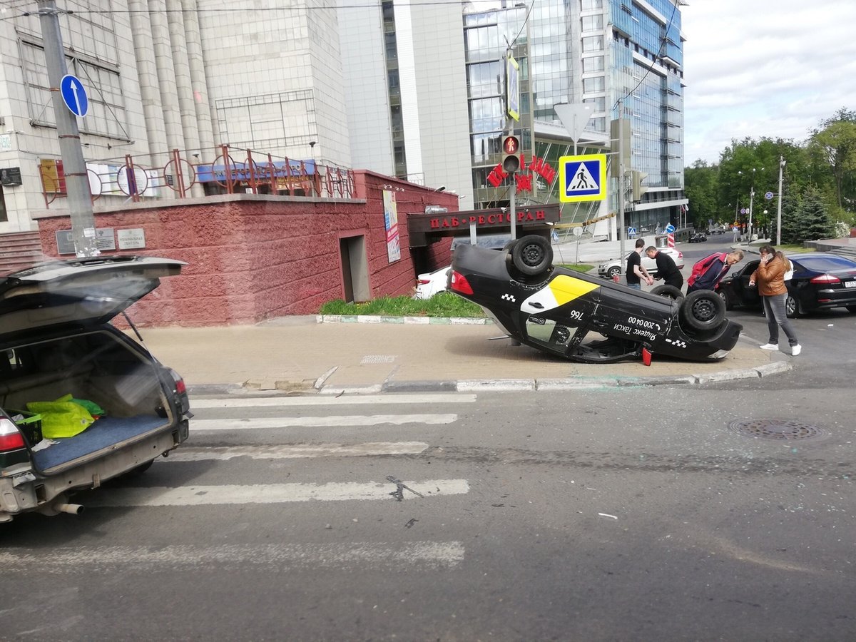 Автомобиль такси опрокинулся на крышу в центре Нижнего Новгорода - фото 1