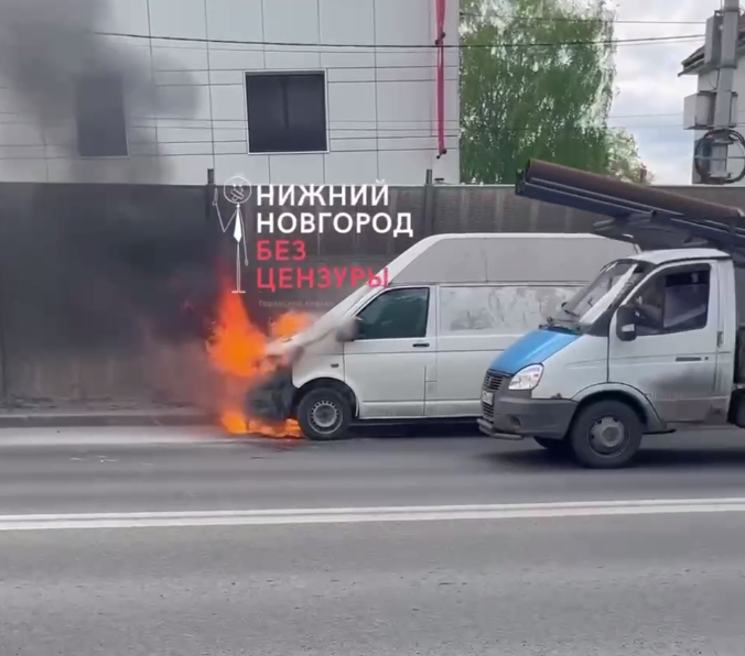 Микроавтобус загорелся в Нижнем Новгороде 4 апреля - фото 1