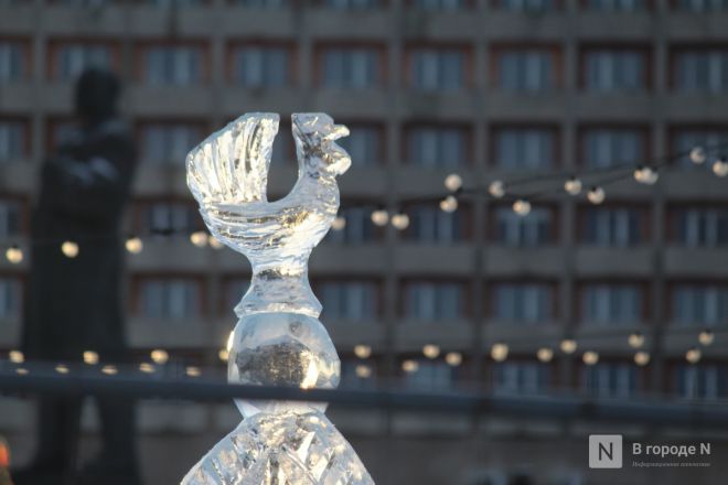 Ледовый лабиринт в виде дворца строят скульпторы  на Нижегородской ярмарке - фото 3