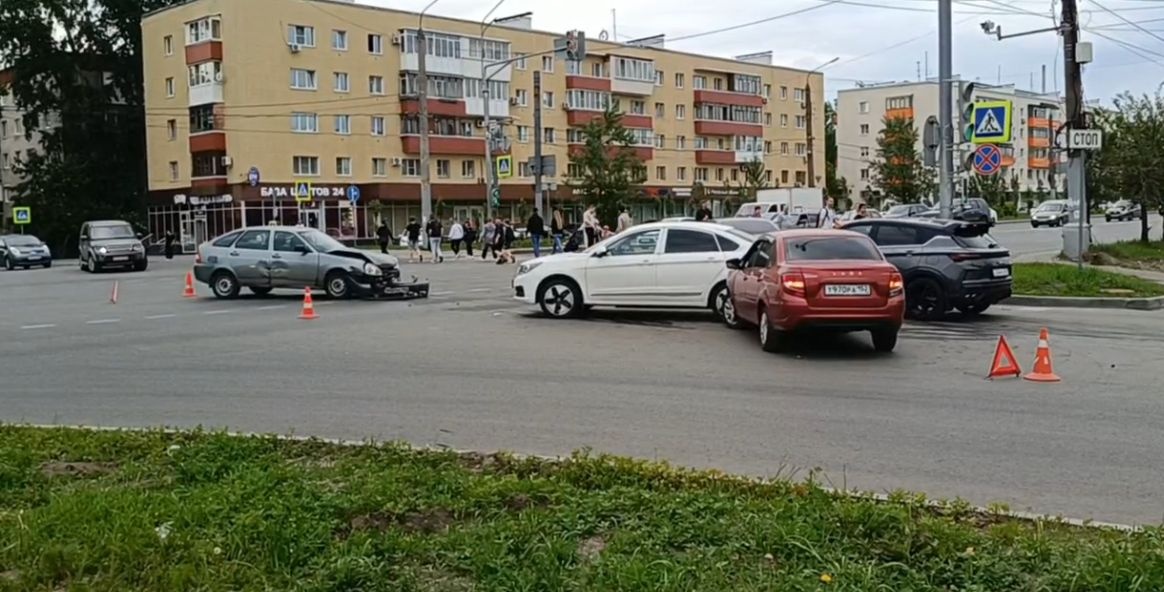 Три легковушки столкнулись на проспекте Ленина в Нижнем Новгороде - фото 1