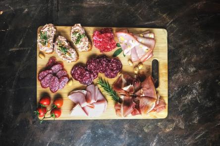 Две марки сервелата попали в черный список Росконтроля