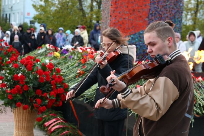 700 свечей зажгли дзержинцы в память о героях Великой Отечественной войны - фото 2