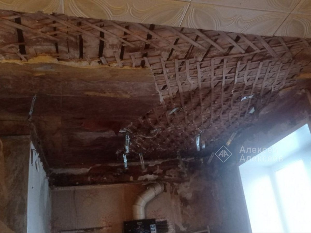 Потолок рухнул в квартире многодетной семьи в Дзержинске - фото 1