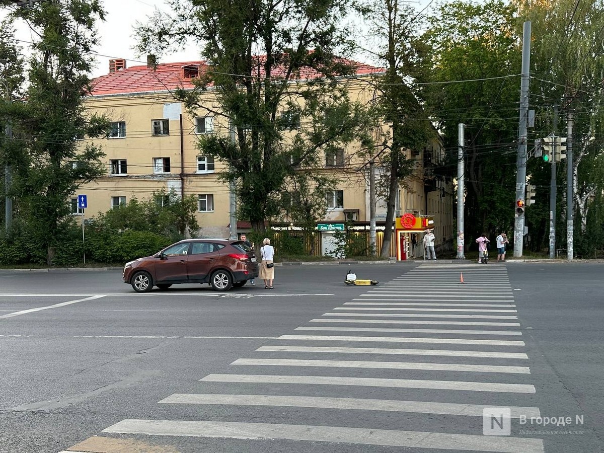 Курьер на самокате попал в ДТП в Нижнем Новгороде