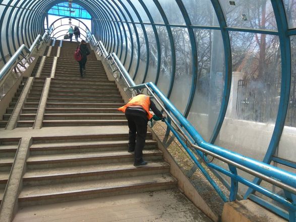 Нижегородцы пожаловались на состояние надземного перехода над проспектом Гагарина - фото 3