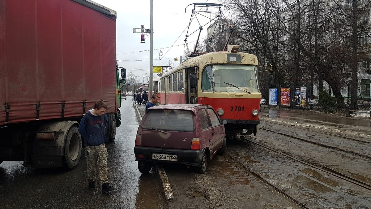 Фура, трамвай и &laquo;Ока&raquo; столкнулись в Сормовском районе