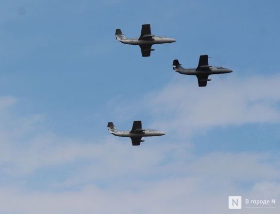 Фоторепортаж: парад в честь 80-й годовщины Победы прошел в Нижнем Новгороде - фото 86
