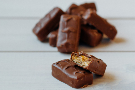 Плесень и опасные жиры: все марки конфет &laquo;Батончики&raquo; провалили проверку Росконтроля