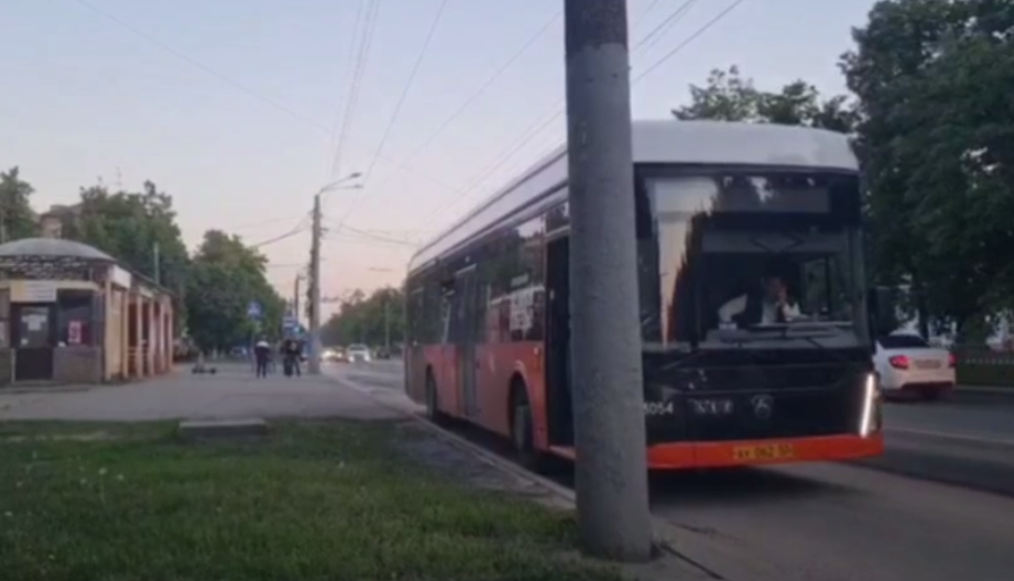 Пассажирку госпитализировали после падения в автобусе в Нижнем Новгороде - фото 1