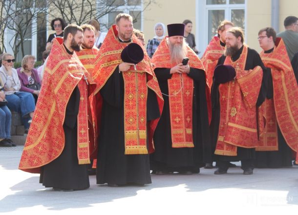Фоторепортаж: как прошел пасхальный крестный ход в Нижнем Новгороде - фото 17