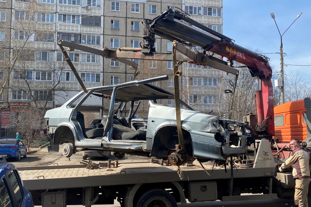 15 брошенных автомобилей эвакуируют с улиц Автозаводского района - фото 1