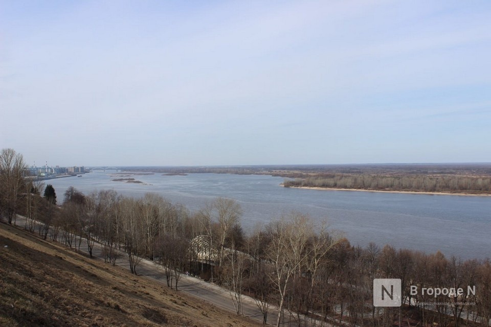 Странные пятна на Волге пугают жителей Мещеры в Нижнем Новгороде