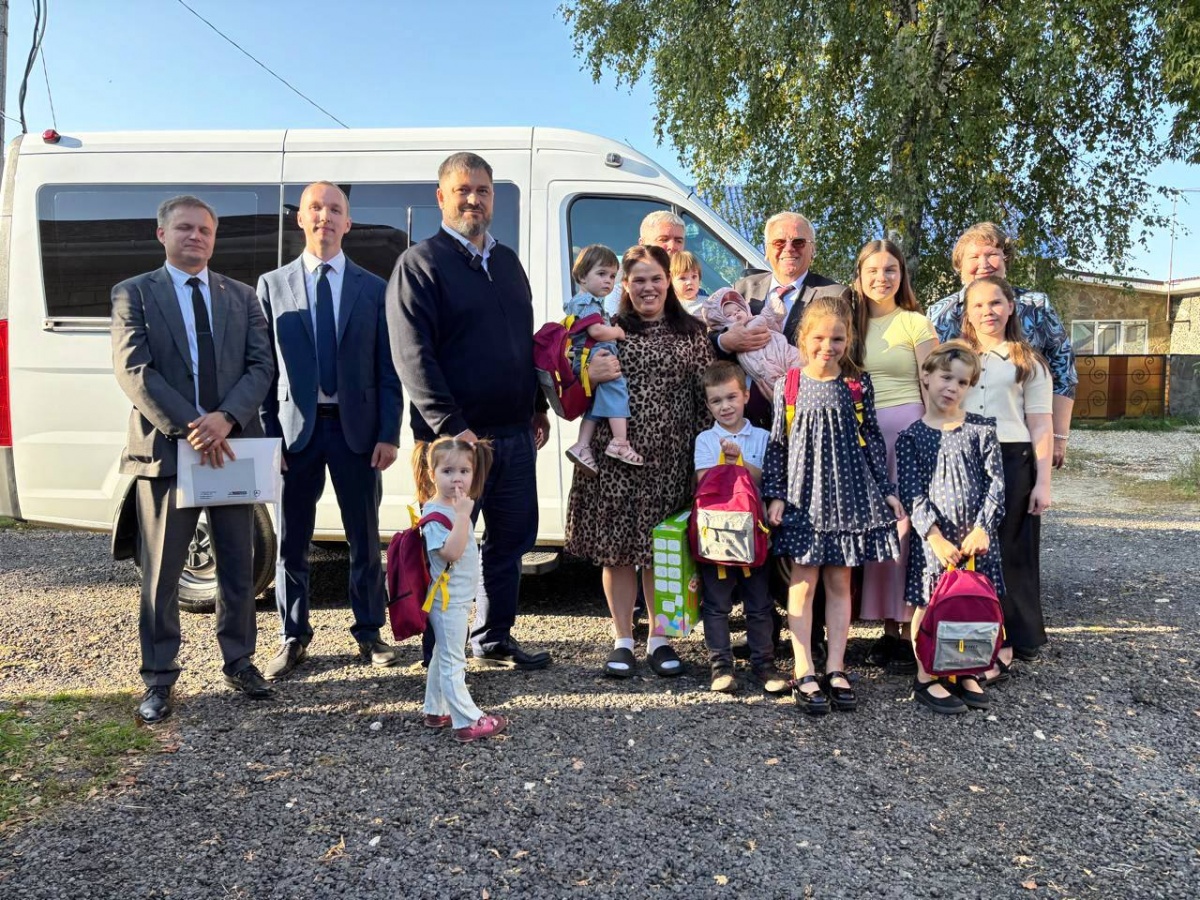 Председатель ЗСНО Люлин вручил многодетной семье ключи от микроавтобуса - фото 1