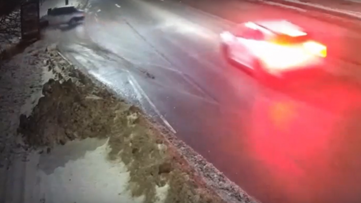 Автомобиль влетел в остановку общественного транспорта в Выксе - фото 1