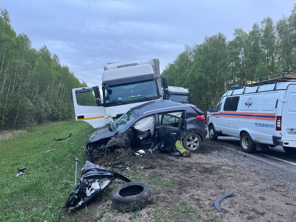 Четыре человека погибли на трассе в Воротынском районе из-за лопнувшего  колеса грузовика | 01.05.2023 | Нижний Новгород - БезФормата