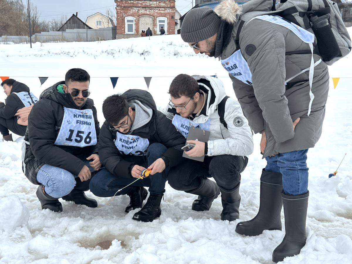 Студенты из Ирака, Сирии, Египта освоили зимнюю рыбалку в Чкаловске - фото 2
