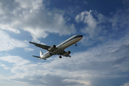 Зачем при взлете самолета нужно поднимать спинку кресла