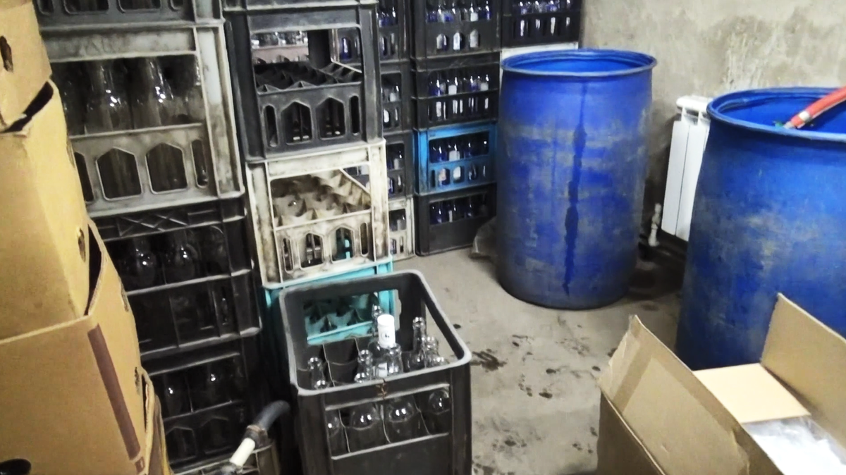 3000 литров алкоголя изъяли из гаража в Сормове