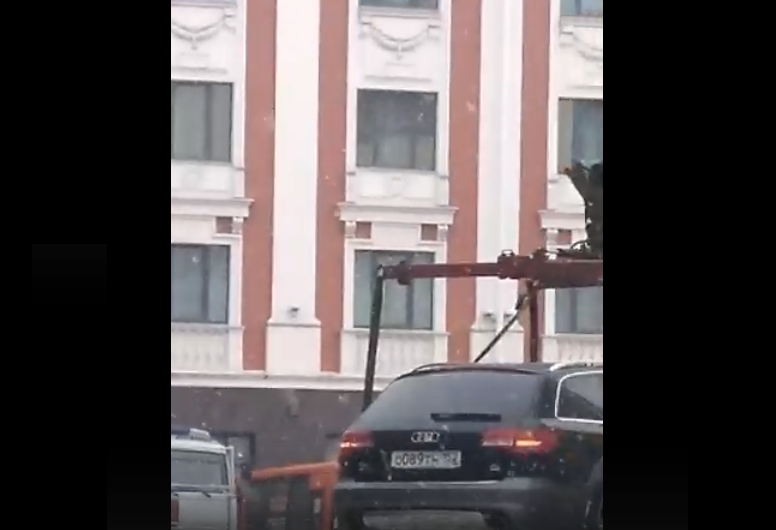 Припаркованные автомобили эвакуируют у Театральной площади в Нижнем Новгороде - фото 1