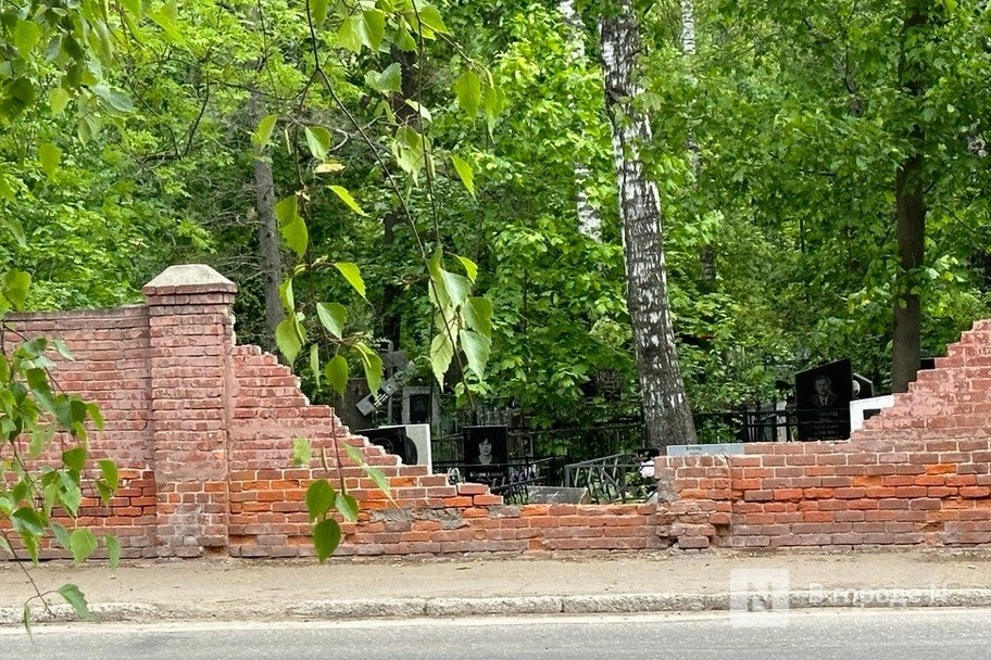 Забор Бугровского кладбища разрушился в Нижнем Новгороде - фото 1