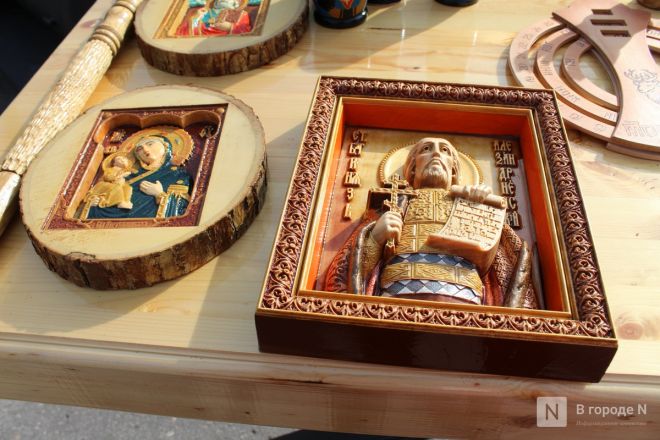 Танк-мангал и деревянные иконы: фоторепортаж с новой выставки от заключенных в Нижнем Новгороде - фото 127