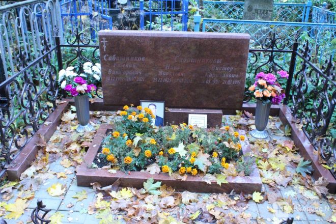 Огромные памятники и скромные кресты: показываем, как выглядят могилы известных нижегородских политиков - фото 18