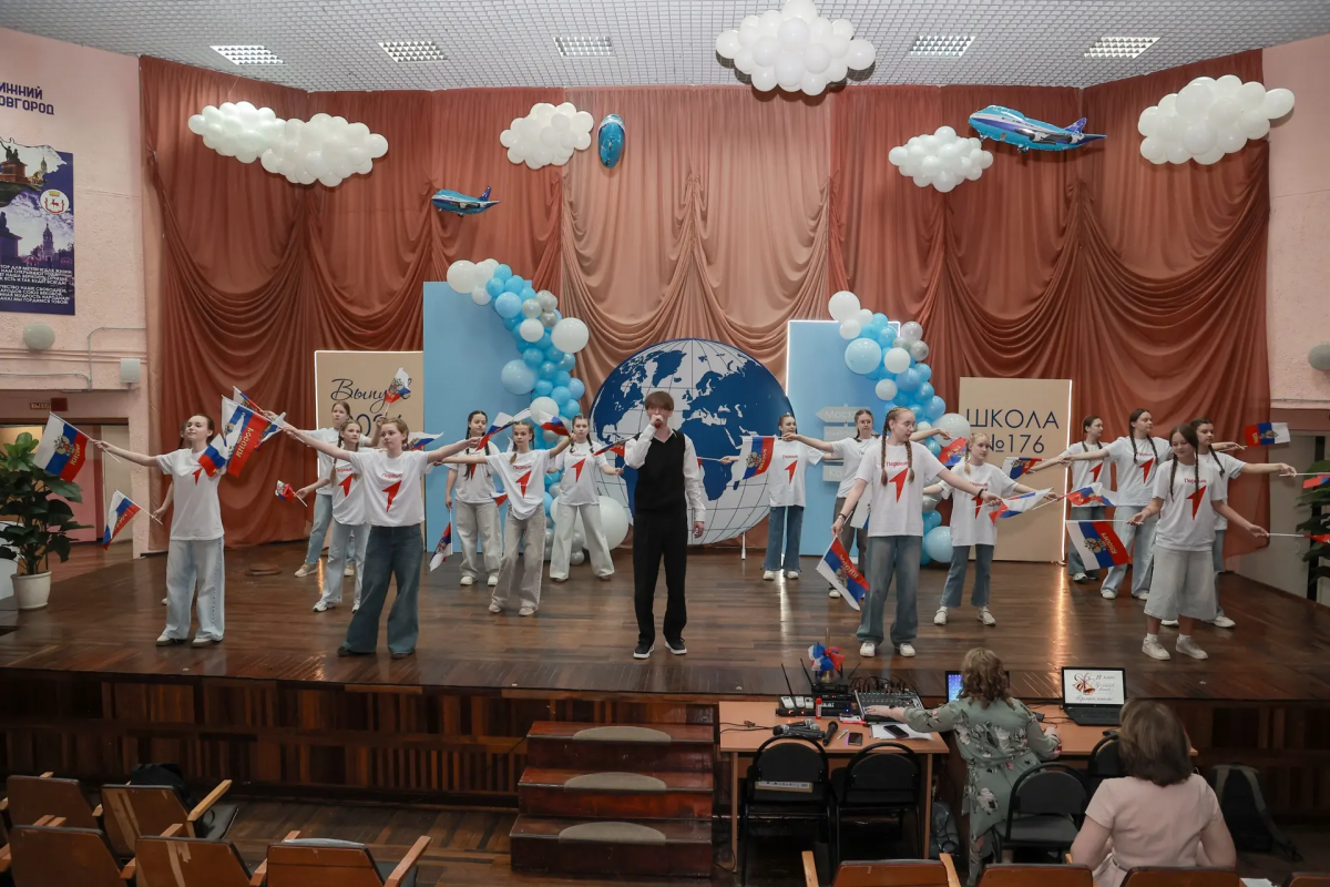 Мэр Юрий Шалабаев посетил последний звонок в школе № 176 - фото 2