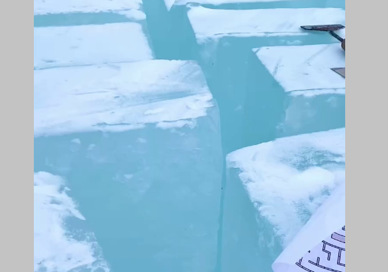 Тонный льда с Урала привезли для лабиринта на Нижегородскую ярмарку - фото 1