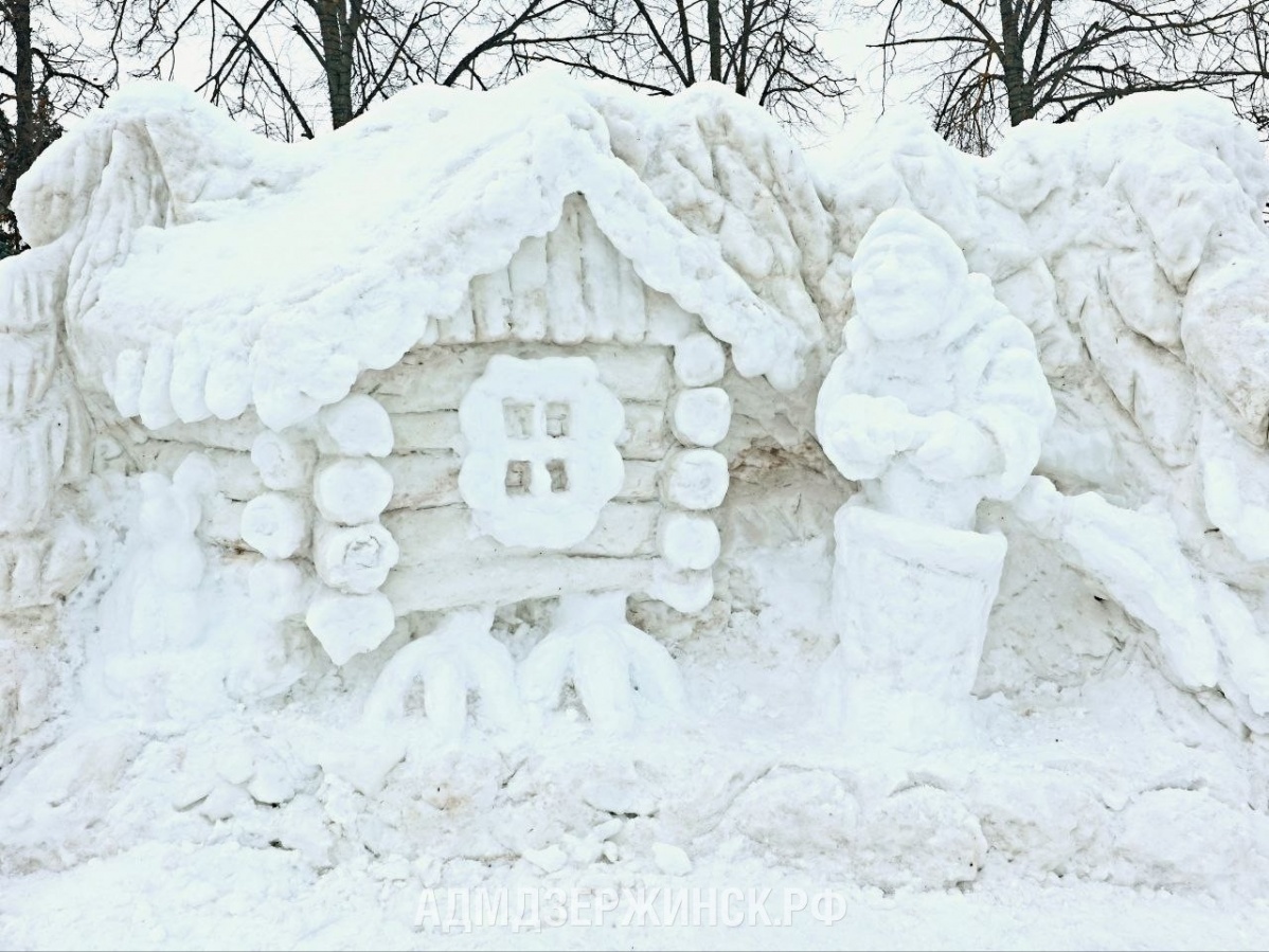 Большой снежный городок с горками строят в центре Дзержинска - фото 1