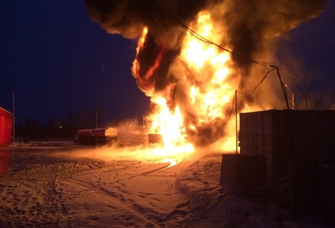 Загоревшийся бензовоз в Кстовском районе тушили 100 человек - фото 1