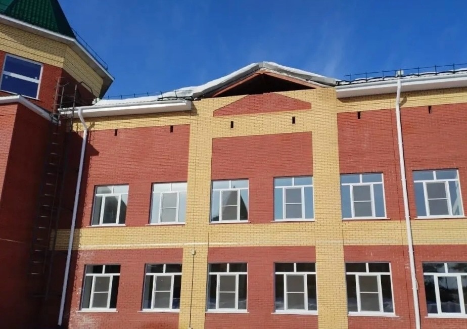 Фасад чердака обрушился в школе в Нижегородской области - фото 1