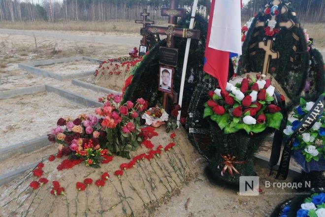 &laquo;Аллея славы&raquo; в память о погибших в СВО появилась на Новосормовском кладбище - фото 10