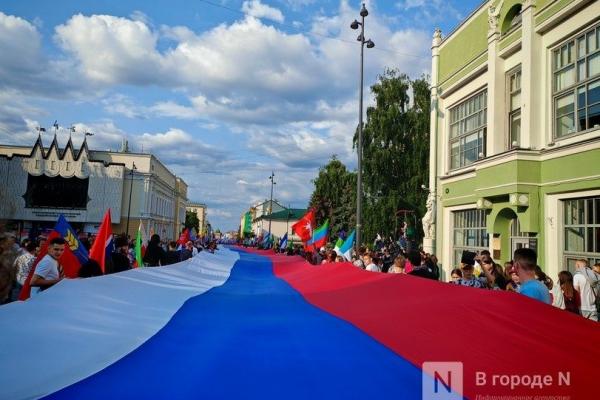 100-метровый триколор растянули в Нижнем Новгороде в День России