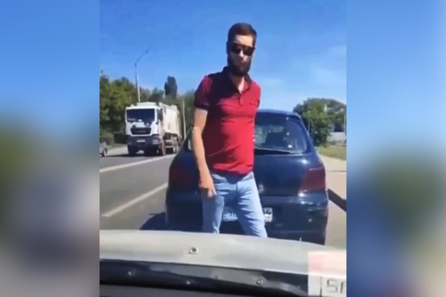 Автомобилист с дубинкой напал на женщину на нижегородской трассе