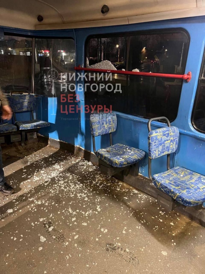Хулиганы снова разбили стекло трамвая №6 в Нижнем Новгороде - фото 2