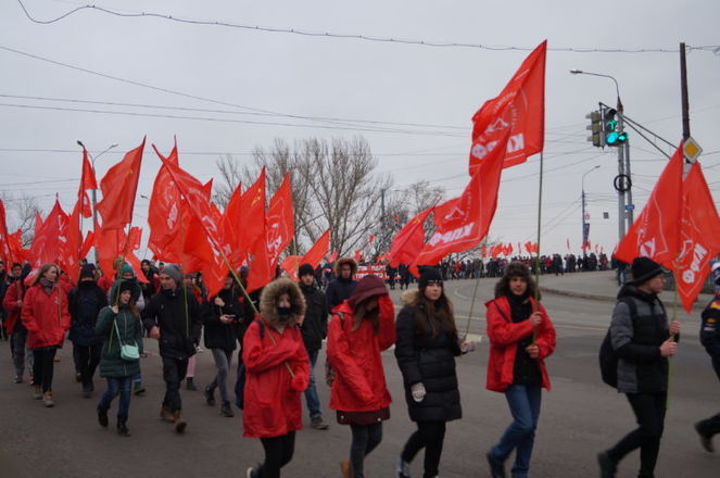 Нижегородские коммунисты отметили Октябрьскую революцию шествием по Канавинскому мосту (ФОТО) - фото 10