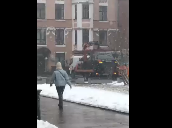 Припаркованные автомобили эвакуируют у Театральной площади в Нижнем Новгороде - фото 2