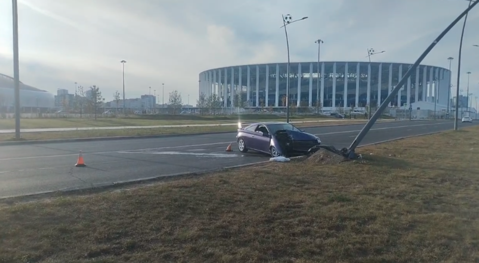 Девушка на иномарке попала в жесткое ДТП у стадиона на Стрелке - фото 1