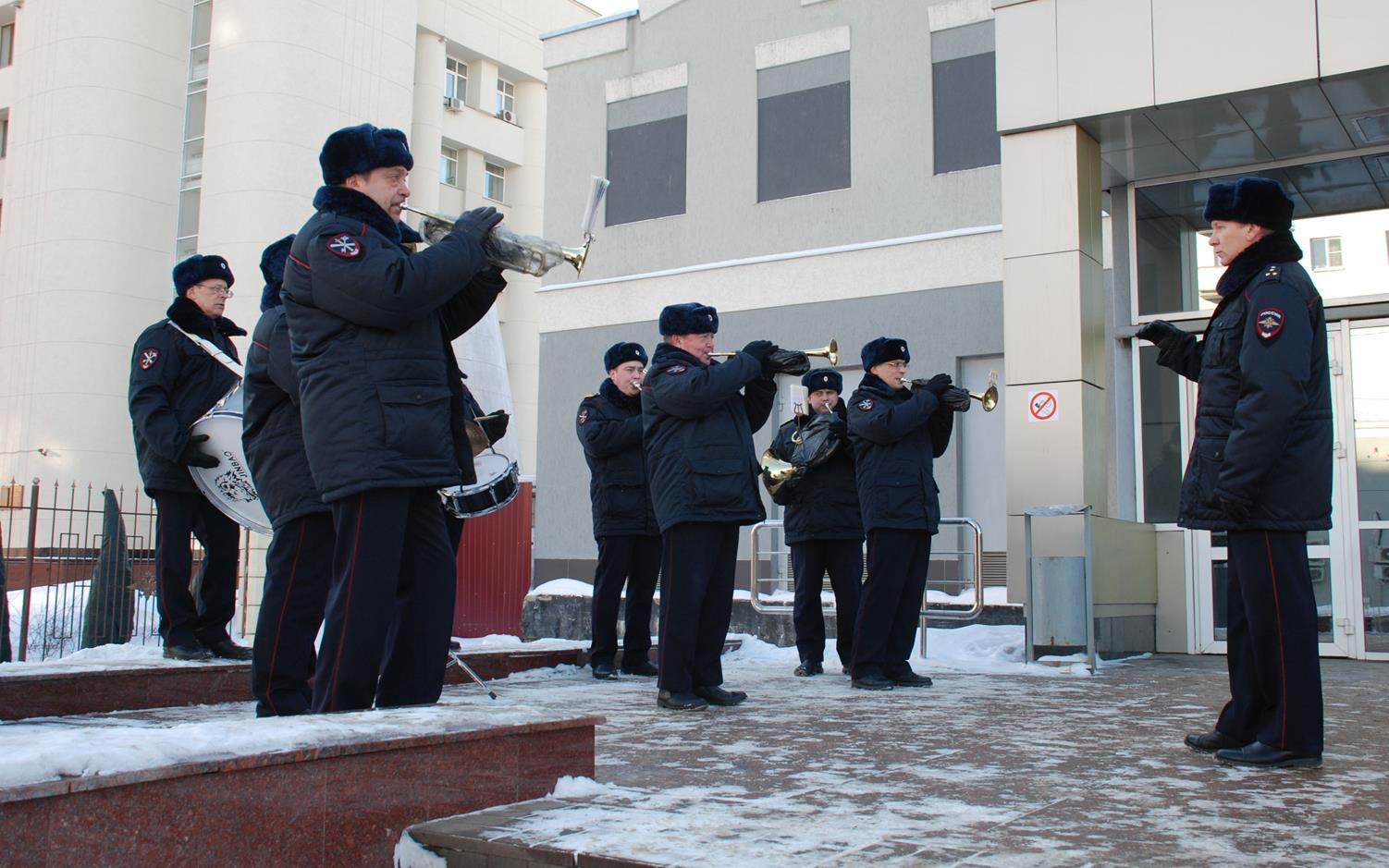 Оркестр нижегородской полиции сделал музыкальный подарок женщинам (ФОТО, ВИДЕО) - фото 1